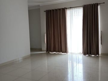 HOT! Rumah 2,5 Lantai Kebayoran Bintaro Sektor 7 Tangerang Selatan LT 204 m² Semi Furnished Harga Nego!