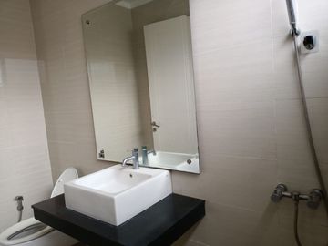 HOT! Rumah 2,5 Lantai Kebayoran Bintaro Sektor 7 Tangerang Selatan LT 204 m² Semi Furnished Harga Nego!