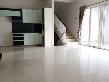 HOT! Rumah 2,5 Lantai Kebayoran Bintaro Sektor 7 Tangerang Selatan LT 204 m² Semi Furnished Harga Nego!