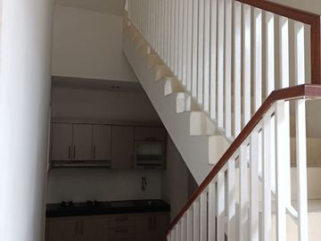 HOT! Rumah 2,5 Lantai Kebayoran Bintaro Sektor 7 Tangerang Selatan LT 204 m² Semi Furnished Harga Nego!