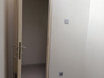 HOT! Rumah 2,5 Lantai Kebayoran Bintaro Sektor 7 Tangerang Selatan LT 204 m² Semi Furnished Harga Nego!