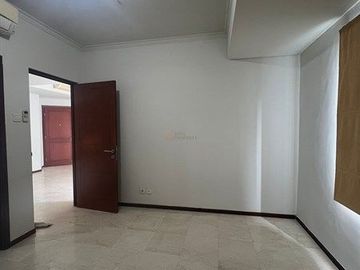 Disewakan Apartemen Royal Mediterania Garden Residences 2BR+1 Unfurnish Luas 87m2 Siap Huni Lokasi Strategis Dekat Mall Cp Di Tanjung Duren