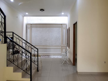 Sangat Luas & Mewah! Rumah 2 Lantai Pulo Asem Jaktim LB 280m² / LT 142m² - SHM 3.7M Nego