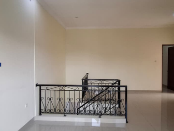 Sangat Luas & Mewah! Rumah 2 Lantai Pulo Asem Jaktim LB 280m² / LT 142m² - SHM 3.7M Nego
