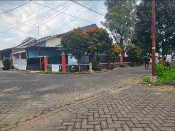 rumah murah harga tanah luas 180 di jl saxofone dekat suhat dekat kampus UB Brawijaya dan Unmuh. bagus buat hunian atau direnov jadi kos elite. lingkungan perumahan aman nyaman