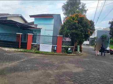 rumah murah harga tanah luas 180 di jl saxofone dekat suhat dekat kampus UB Brawijaya dan Unmuh. bagus buat hunian atau direnov jadi kos elite. lingkungan perumahan aman nyaman