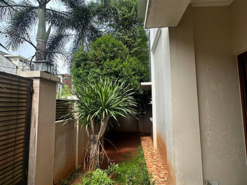 Dijual Rumah 2 Lantai Modern Komplek Billymoon Pondok Kelapa, Jakarta Timur  Posisi Hoek, 2 muka.