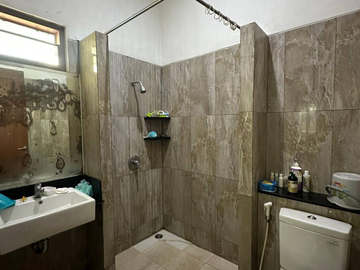 Dijual Rumah 2 Lantai Modern Komplek Billymoon Pondok Kelapa, Jakarta Timur  Posisi Hoek, 2 muka.