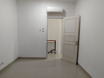 Sewa rumah cakep di Milano Village Gading Serpong