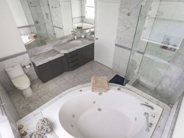 ¡EXCLUSIVA CASA REMODELADA DE 220 m² EN LAS LAGUNAS DE LA MOLINA POR USD 1,444,000!
