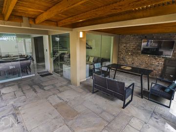 ¡EXCLUSIVA CASA REMODELADA DE 220 m² EN LAS LAGUNAS DE LA MOLINA POR USD 1,444,000!