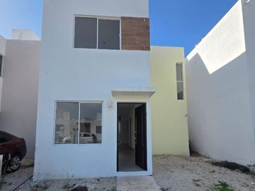 Casa de recuperación bancaria a la venta en Polígono San Pedro, Kanasín, Yucatán.