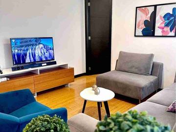 Suite  amoblada en alquiler, con balcón, 60 m2. Quiteño Libre - Bellavista