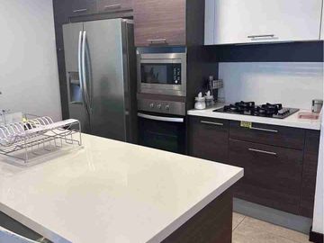 Suite  amoblada en alquiler, con balcón, 60 m2. Quiteño Libre - Bellavista