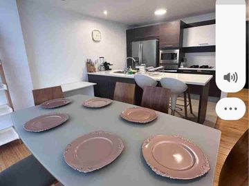 Suite  amoblada en alquiler, con balcón, 60 m2. Quiteño Libre - Bellavista