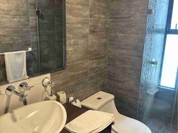 Suite  amoblada en alquiler, con balcón, 60 m2. Quiteño Libre - Bellavista