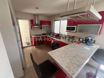 Renta Casa Amueblada en El Mirador 3 Recamaras 3 Baños Estudio Patio Privado