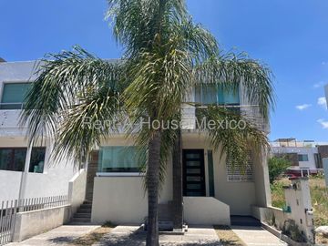 Renta Casa Amueblada en El Mirador 3 Recamaras 3 Baños Estudio Patio Privado