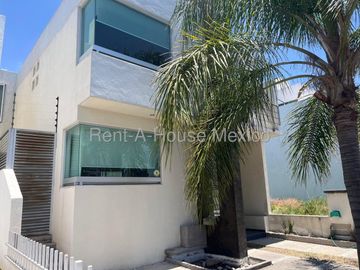 Renta Casa Amueblada en El Mirador 3 Recamaras 3 Baños Estudio Patio Privado