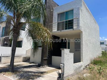 Renta Casa Amueblada en El Mirador 3 Recamaras 3 Baños Estudio Patio Privado