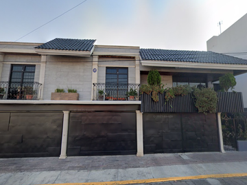 Amplia casa con gran jardín y alberca en el fracc. El Mirador, Puebla