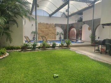 Amplia casa con gran jardín y alberca en el fracc. El Mirador, Puebla