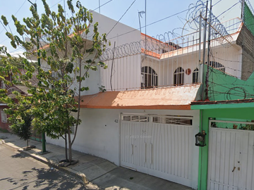 Hermosa casa de recuperacion bancaria ubicada en iztapalapa, CDMX