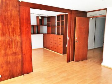 DEPARTAMENTO CON USO DE SUELO, ADAPTADO PARA OFICINAS,  DE CINCO CUBÍCULOS + CUARTO DE ARCHIVO