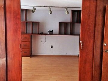 DEPARTAMENTO CON USO DE SUELO, ADAPTADO PARA OFICINAS,  DE CINCO CUBÍCULOS + CUARTO DE ARCHIVO