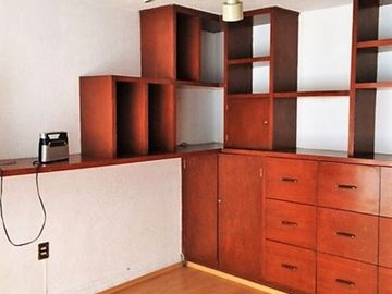 DEPARTAMENTO CON USO DE SUELO, ADAPTADO PARA OFICINAS,  DE CINCO CUBÍCULOS + CUARTO DE ARCHIVO
