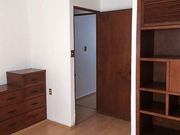 DEPARTAMENTO CON USO DE SUELO, ADAPTADO PARA OFICINAS,  DE CINCO CUBÍCULOS + CUARTO DE ARCHIVO