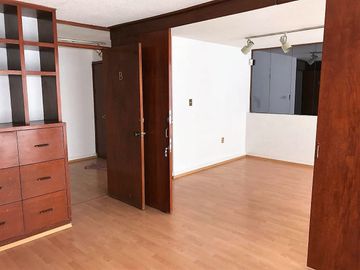 DEPARTAMENTO CON USO DE SUELO, ADAPTADO PARA OFICINAS,  DE CINCO CUBÍCULOS + CUARTO DE ARCHIVO