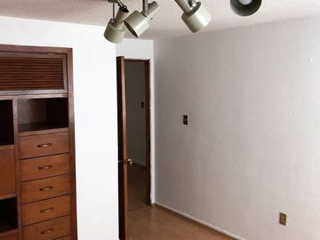 DEPARTAMENTO CON USO DE SUELO, ADAPTADO PARA OFICINAS,  DE CINCO CUBÍCULOS + CUARTO DE ARCHIVO