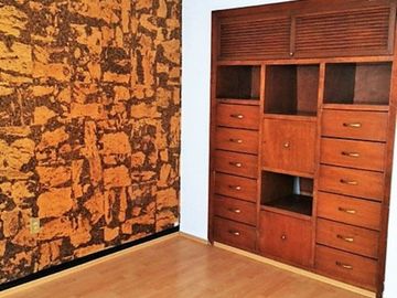 DEPARTAMENTO CON USO DE SUELO, ADAPTADO PARA OFICINAS,  DE CINCO CUBÍCULOS + CUARTO DE ARCHIVO