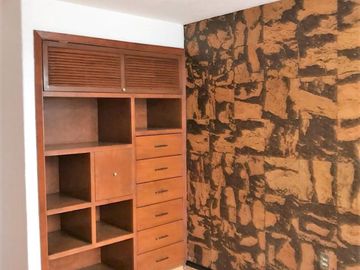 DEPARTAMENTO CON USO DE SUELO, ADAPTADO PARA OFICINAS,  DE CINCO CUBÍCULOS + CUARTO DE ARCHIVO