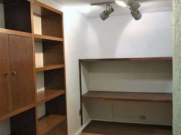 DEPARTAMENTO CON USO DE SUELO, ADAPTADO PARA OFICINAS,  DE CINCO CUBÍCULOS + CUARTO DE ARCHIVO