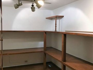 DEPARTAMENTO CON USO DE SUELO, ADAPTADO PARA OFICINAS,  DE CINCO CUBÍCULOS + CUARTO DE ARCHIVO
