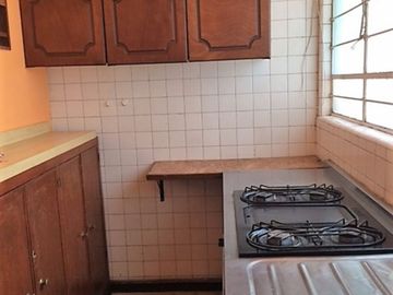 DEPARTAMENTO CON USO DE SUELO, ADAPTADO PARA OFICINAS,  DE CINCO CUBÍCULOS + CUARTO DE ARCHIVO