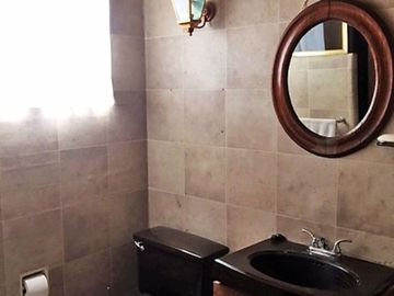 DEPARTAMENTO CON USO DE SUELO, ADAPTADO PARA OFICINAS,  DE CINCO CUBÍCULOS + CUARTO DE ARCHIVO