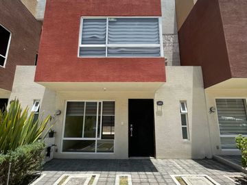 CASA DE DOS NIVELES EN FRACCIONAMIENTO CON 3 RECÁMARAS, SAN PEDRO TOTOLTEPEC, TOLUCA, ESTADO DE MÉXICO.