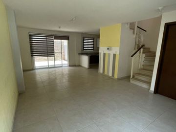 CASA DE DOS NIVELES EN FRACCIONAMIENTO CON 3 RECÁMARAS, SAN PEDRO TOTOLTEPEC, TOLUCA, ESTADO DE MÉXICO.