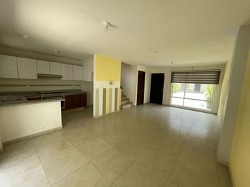 CASA DE DOS NIVELES EN FRACCIONAMIENTO CON 3 RECÁMARAS, SAN PEDRO TOTOLTEPEC, TOLUCA, ESTADO DE MÉXICO.