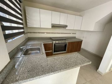 CASA DE DOS NIVELES EN FRACCIONAMIENTO CON 3 RECÁMARAS, SAN PEDRO TOTOLTEPEC, TOLUCA, ESTADO DE MÉXICO.