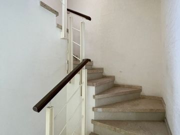 CASA DE DOS NIVELES EN FRACCIONAMIENTO CON 3 RECÁMARAS, SAN PEDRO TOTOLTEPEC, TOLUCA, ESTADO DE MÉXICO.