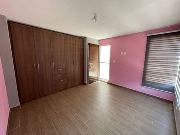 CASA DE DOS NIVELES EN FRACCIONAMIENTO CON 3 RECÁMARAS, SAN PEDRO TOTOLTEPEC, TOLUCA, ESTADO DE MÉXICO.