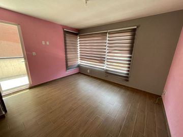 CASA DE DOS NIVELES EN FRACCIONAMIENTO CON 3 RECÁMARAS, SAN PEDRO TOTOLTEPEC, TOLUCA, ESTADO DE MÉXICO.