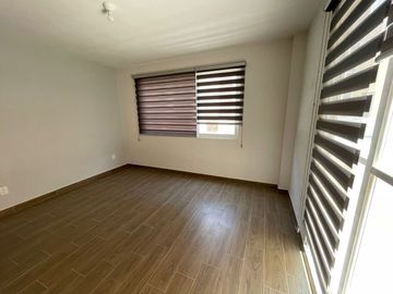 CASA DE DOS NIVELES EN FRACCIONAMIENTO CON 3 RECÁMARAS, SAN PEDRO TOTOLTEPEC, TOLUCA, ESTADO DE MÉXICO.
