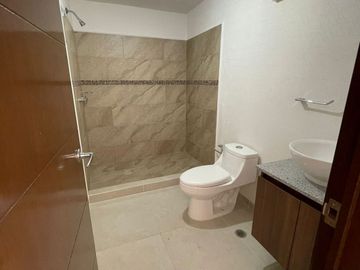 CASA DE DOS NIVELES EN FRACCIONAMIENTO CON 3 RECÁMARAS, SAN PEDRO TOTOLTEPEC, TOLUCA, ESTADO DE MÉXICO.