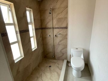 CASA DE DOS NIVELES EN FRACCIONAMIENTO CON 3 RECÁMARAS, SAN PEDRO TOTOLTEPEC, TOLUCA, ESTADO DE MÉXICO.