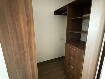 CASA DE DOS NIVELES EN FRACCIONAMIENTO CON 3 RECÁMARAS, SAN PEDRO TOTOLTEPEC, TOLUCA, ESTADO DE MÉXICO.